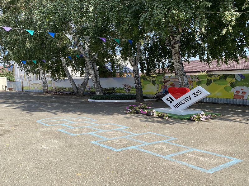 школьный двор (Островского, 89)